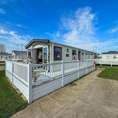 Gorgeous 6 Berth Caravan With Decking And Wi-Fi At Broadland Sands Ref 20377Bs Hopton on Sea Экстерьер фото