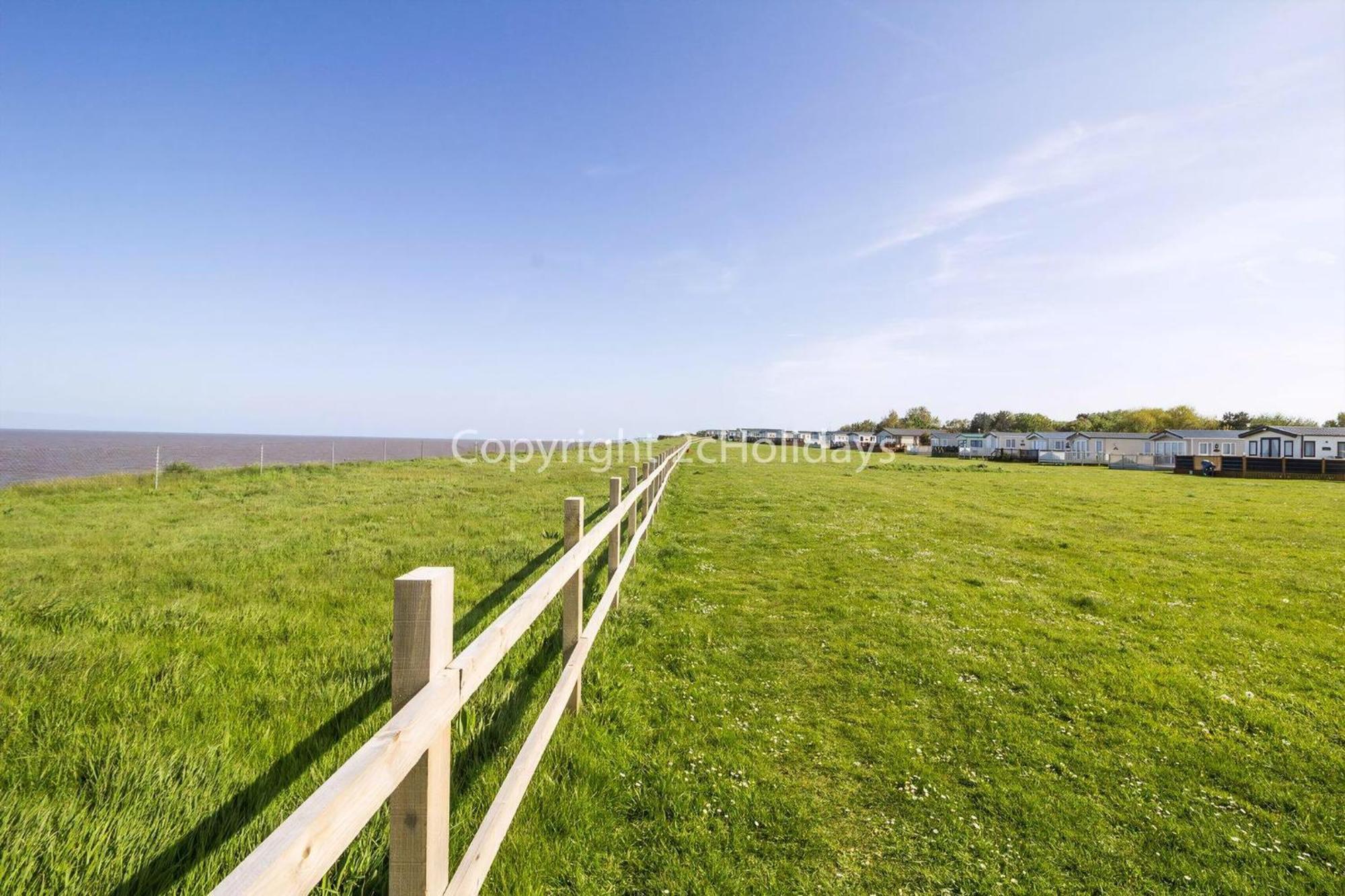 Gorgeous 6 Berth Caravan With Decking And Wi-Fi At Broadland Sands Ref 20377Bs Hopton on Sea Экстерьер фото