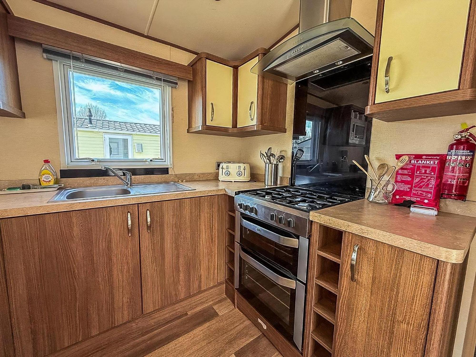 Gorgeous 6 Berth Caravan With Decking And Wi-Fi At Broadland Sands Ref 20377Bs Hopton on Sea Экстерьер фото