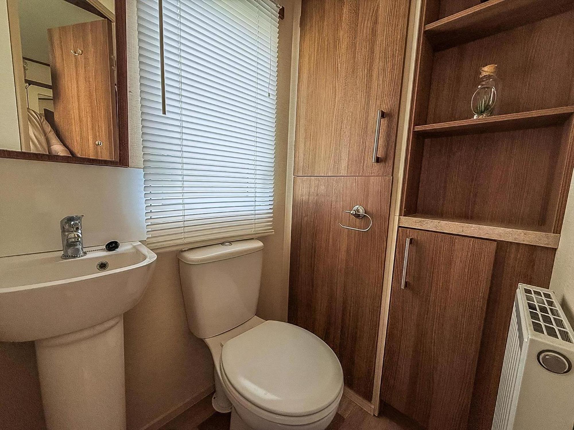 Gorgeous 6 Berth Caravan With Decking And Wi-Fi At Broadland Sands Ref 20377Bs Hopton on Sea Экстерьер фото