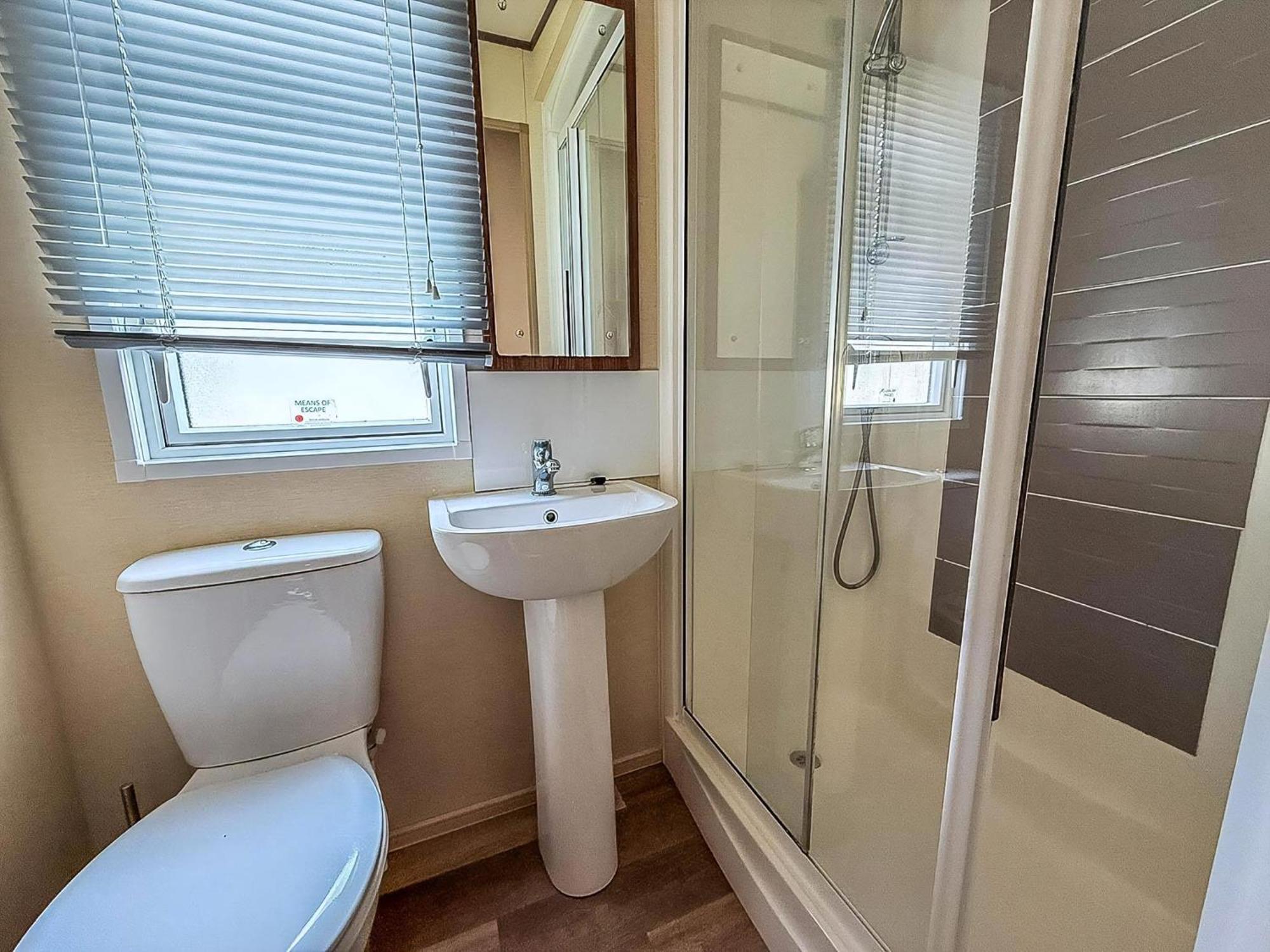 Gorgeous 6 Berth Caravan With Decking And Wi-Fi At Broadland Sands Ref 20377Bs Hopton on Sea Экстерьер фото