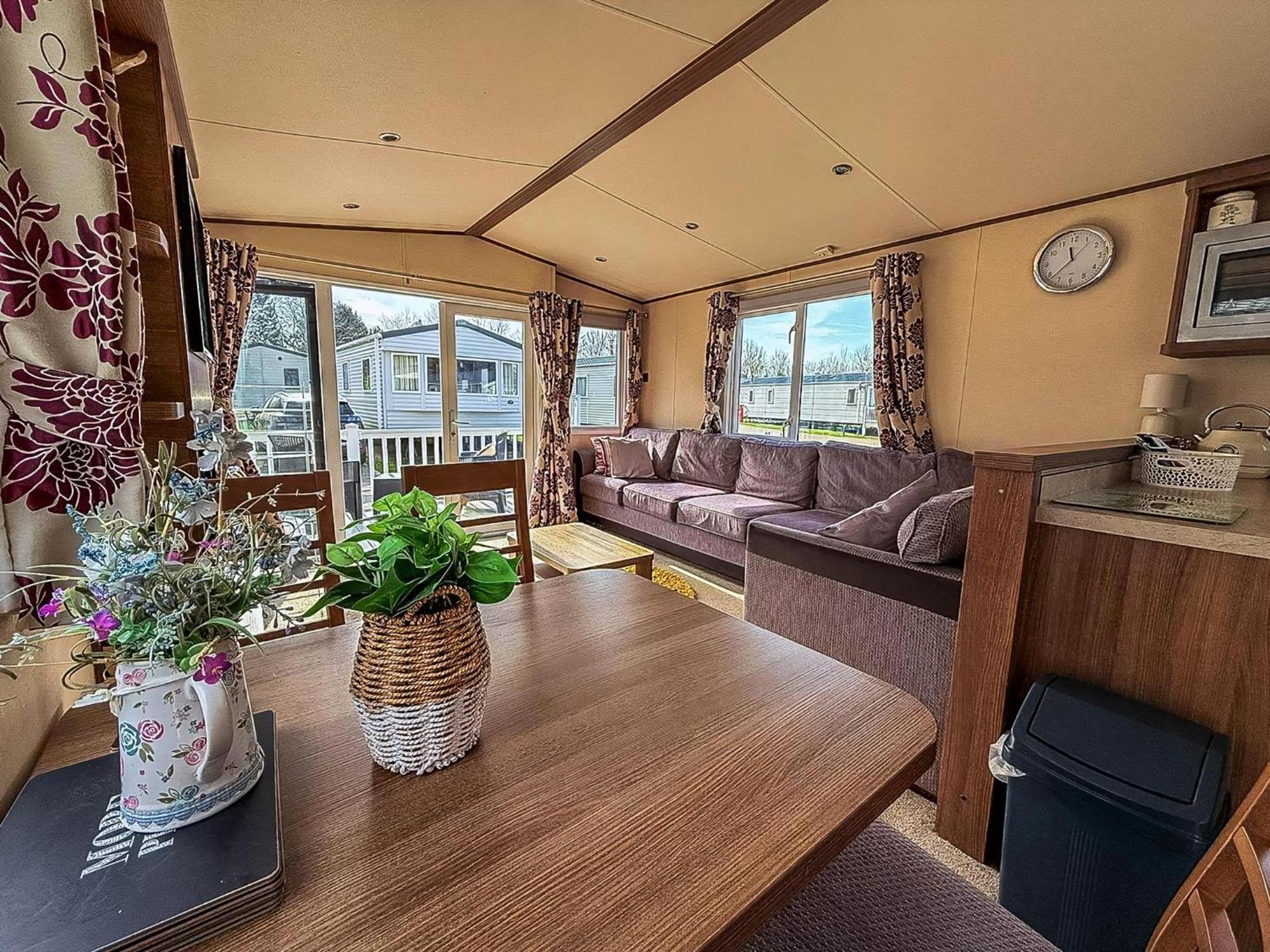 Gorgeous 6 Berth Caravan With Decking And Wi-Fi At Broadland Sands Ref 20377Bs Hopton on Sea Экстерьер фото