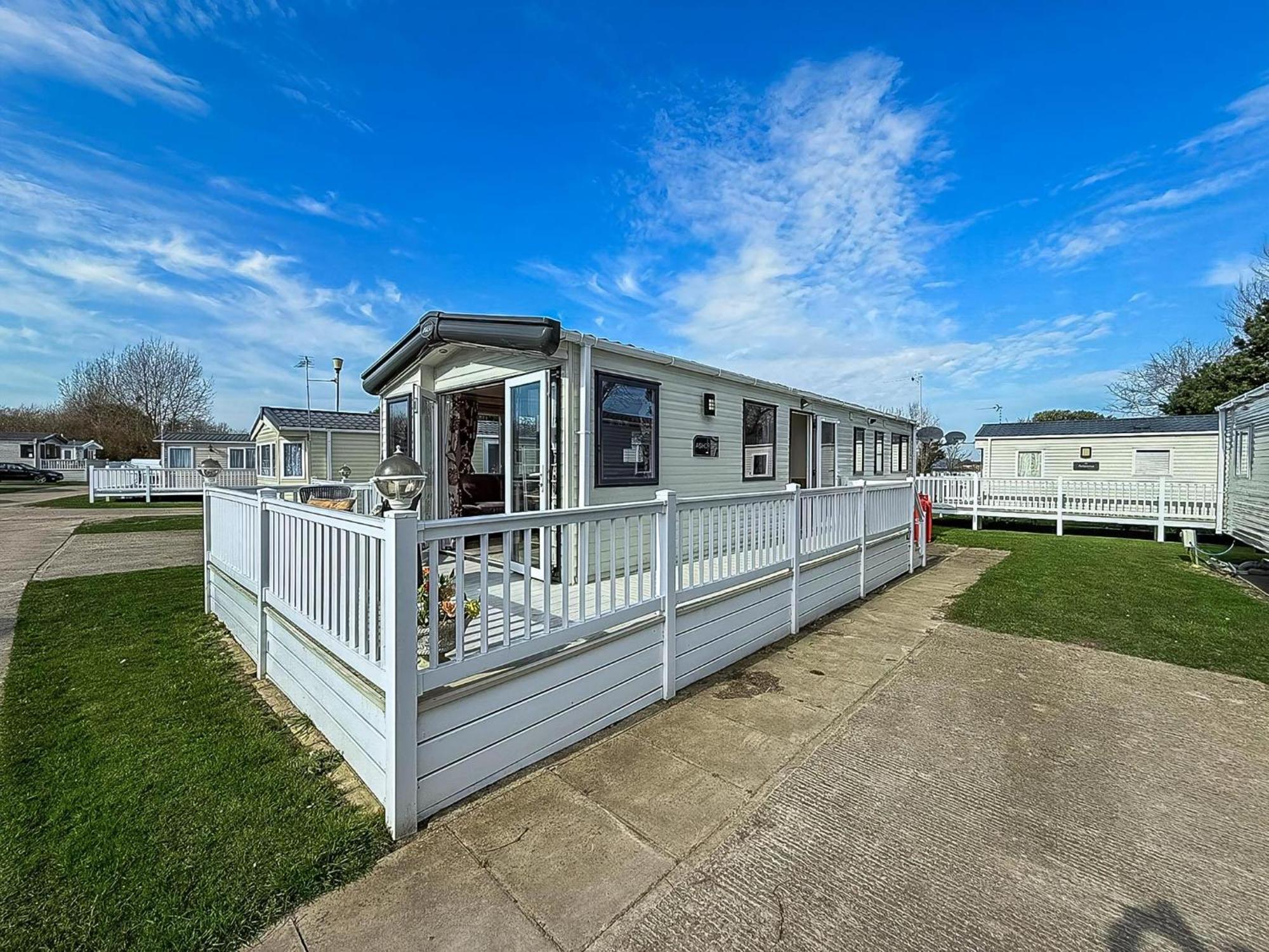 Gorgeous 6 Berth Caravan With Decking And Wi-Fi At Broadland Sands Ref 20377Bs Hopton on Sea Экстерьер фото
