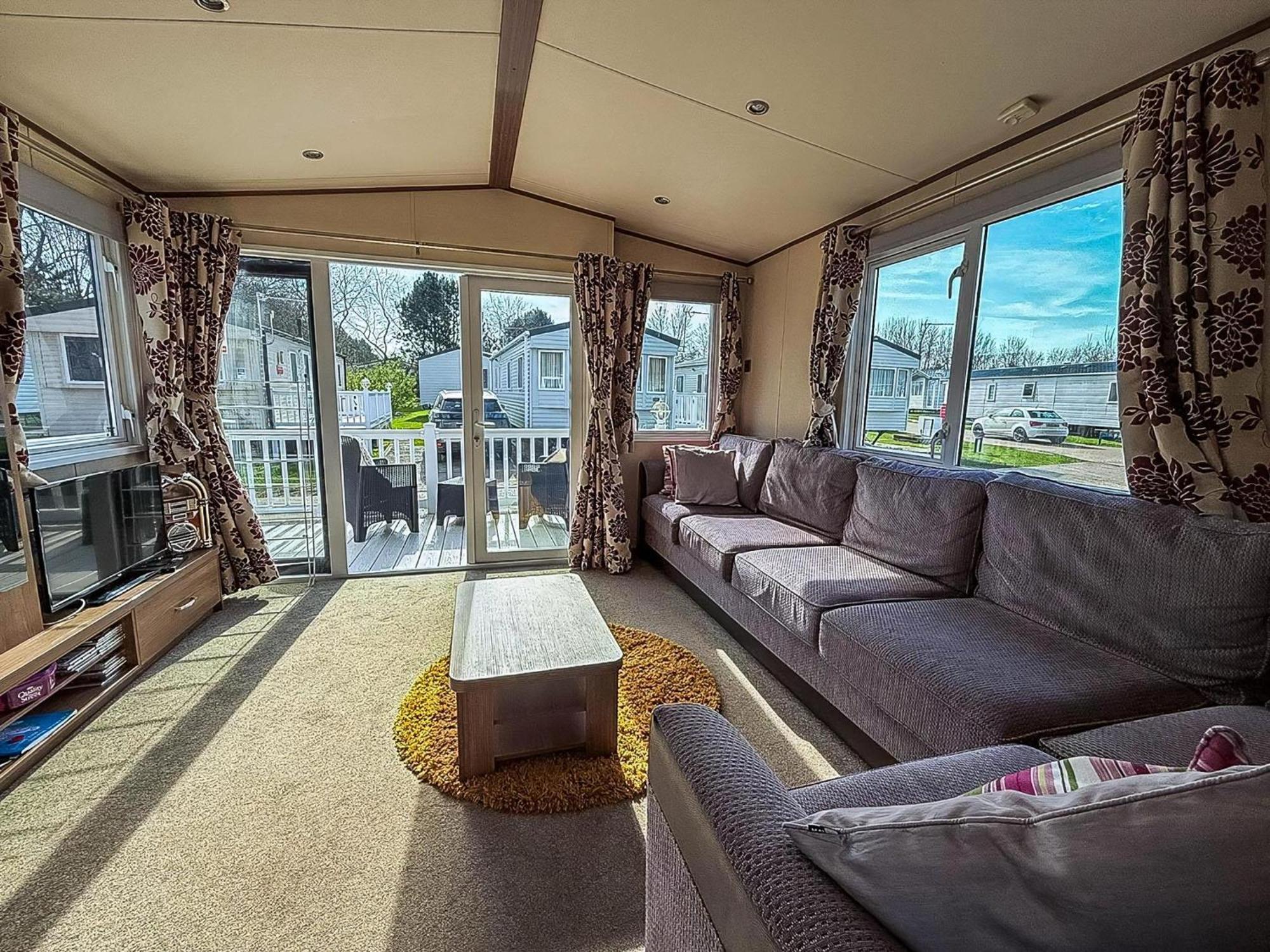 Gorgeous 6 Berth Caravan With Decking And Wi-Fi At Broadland Sands Ref 20377Bs Hopton on Sea Экстерьер фото